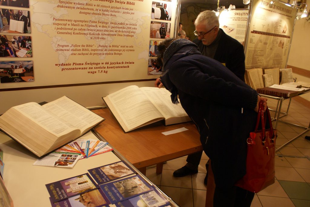 Opowiadanie Ze Związkami Frazeologicznymi Z Biblii Wystawa Biblii: Biblia jako najstarsza księga świata | Zielony Dziennik