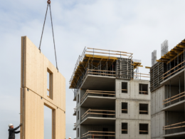 Budownictwo z drewna (CLT) – Dlaczego w 2026 to tańsza opcja niż beton?